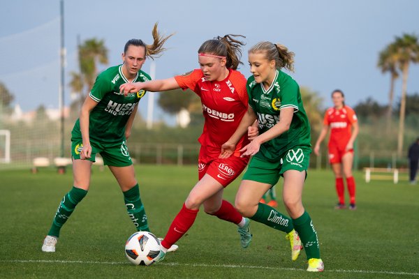 Signe Gaupset var god når hun kom innpå, men fikk som resten av laget hissige Hammarby-spillere raskt på seg. To unødvendige baklengsmål førte til tap mot aggressive Hammarby.