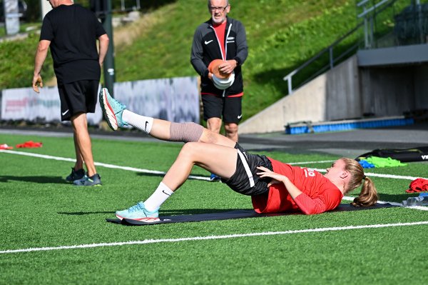 Signe Gaupset trente alternativt torsdag. Hun kom hjem fra landslagssamling med et kraftig forslått kne. Signe Gaupset (17) kom hjem fra landslagssamling med skade. Det liker naturligvis Brann dårlig.