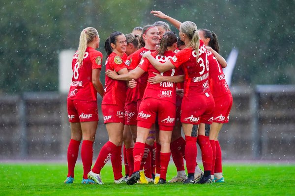 Kolbotn, Norway 20220914. Brann jubel etter scoring av Signe Gaupset under semifinalekampen i fotball-NM mellom Kolbotn og Brann på Sofiemyr stadion.Foto: Håkon Mosvold Larsen / NTB