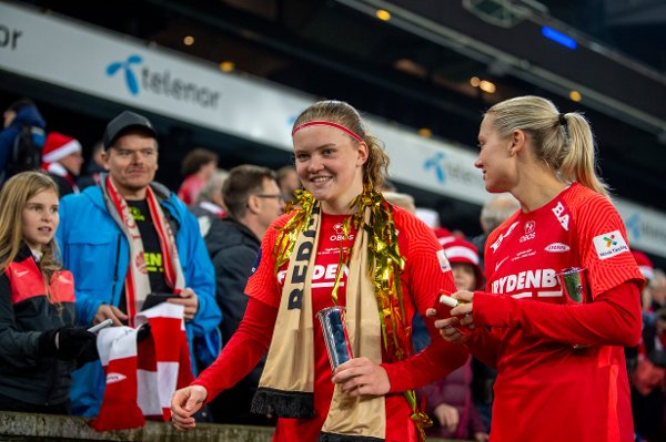 Oslo 20221105. Branns Signe Gaupset (t.v) etter NM-finalekampen i fotball mellom Brann og Stabæk på Ullevål stadion i Oslo.Foto: Annika Byrde / NTB