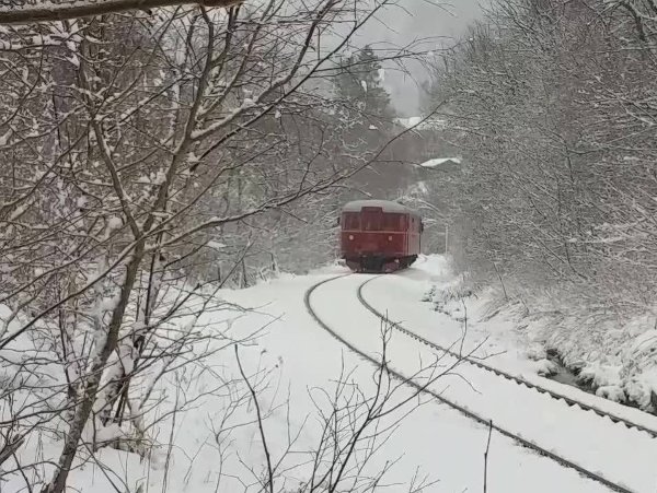 Motorvognen på Gamle Vossebanen ruller frem som juletog denne adventssøndagen. Foto: GAMLE VOSSEBANEN Det har vært savnet. Mange har spurt om det ville komme tilbake. Og gledelig nok er juletoget i Arna på sporet igjen. Og det i en flott sesong for Gamle Vossebanen.