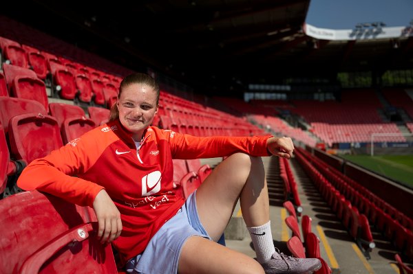 Endelig smiler livet til Signe Gaupset igjen. Tilbakeslagene har stått i kø. Nå er cupfinalehelten Signe (17) tilbake. Signe Gaupset var spådd en stor sesong dette året, men har sittet på tribunen så langt. Nå kommer talentet med gode nyheter.