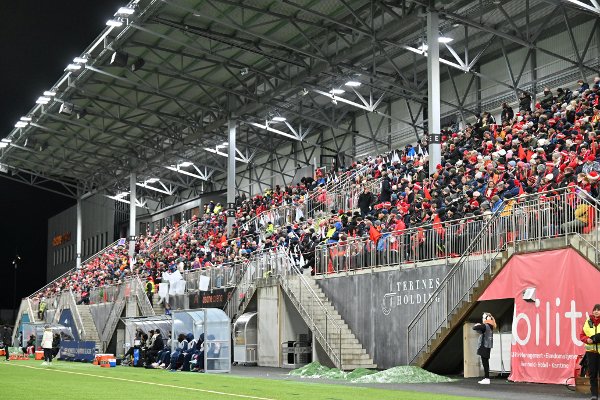 God stemning i kulden på Åsane Arena. Lyon har mange verdenstjener, men Brann har 18-åringen Signe Gaupset. – Ren lykke, sier stortalentet.