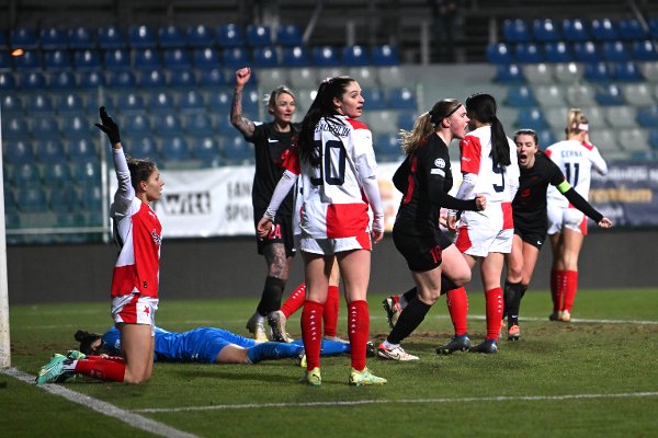 Noen i fortvilelse, andre i himmelen. Signe Gaupset får æren for 1-0 til Brann. Kjenn litt på denne setningen: Brann er i kvartfinale i Champions League!
