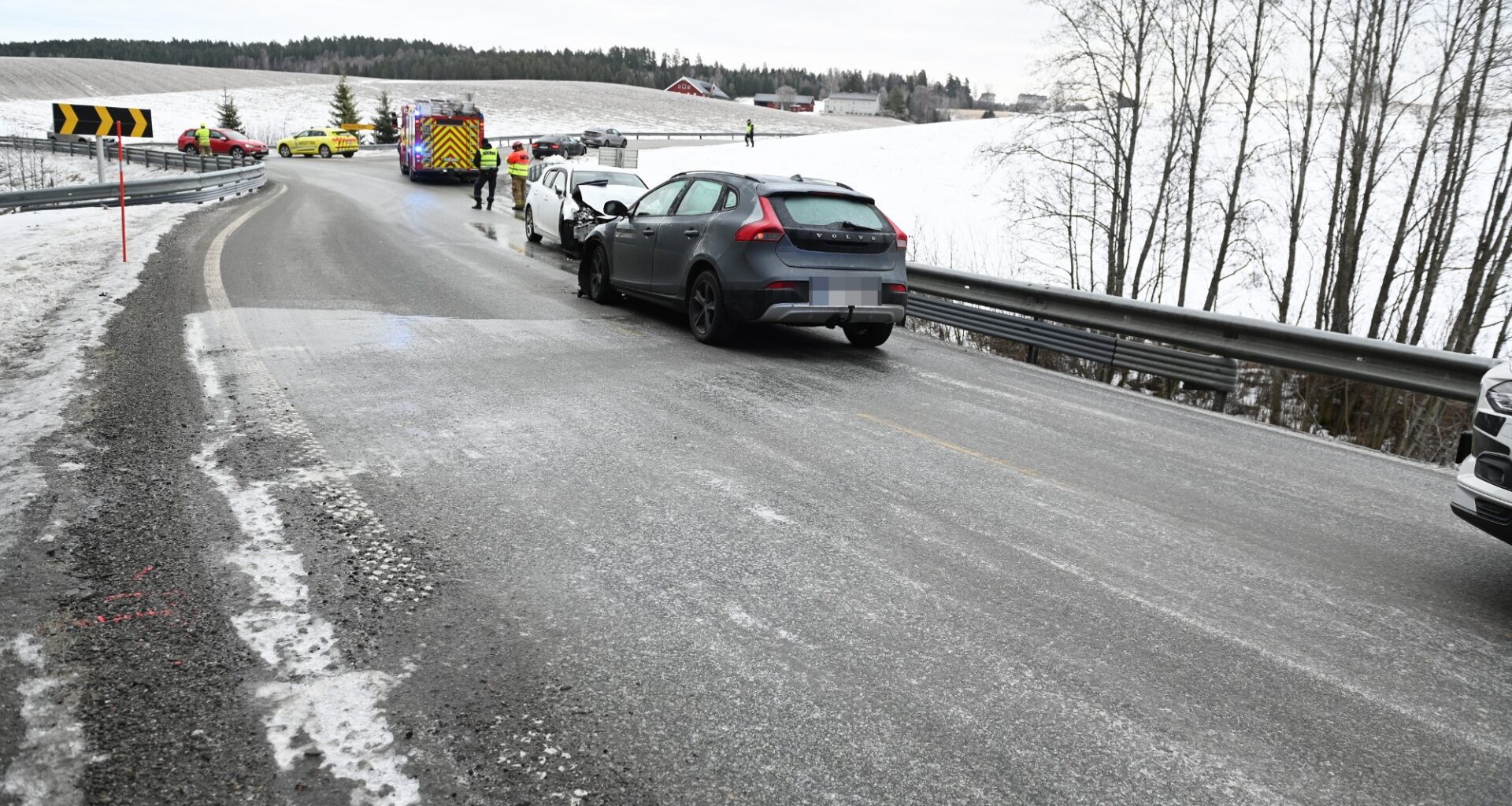 Nyheter, Trafikk | Advarer om såpeglatte veier: – Har saltet i hele natt - Varingen