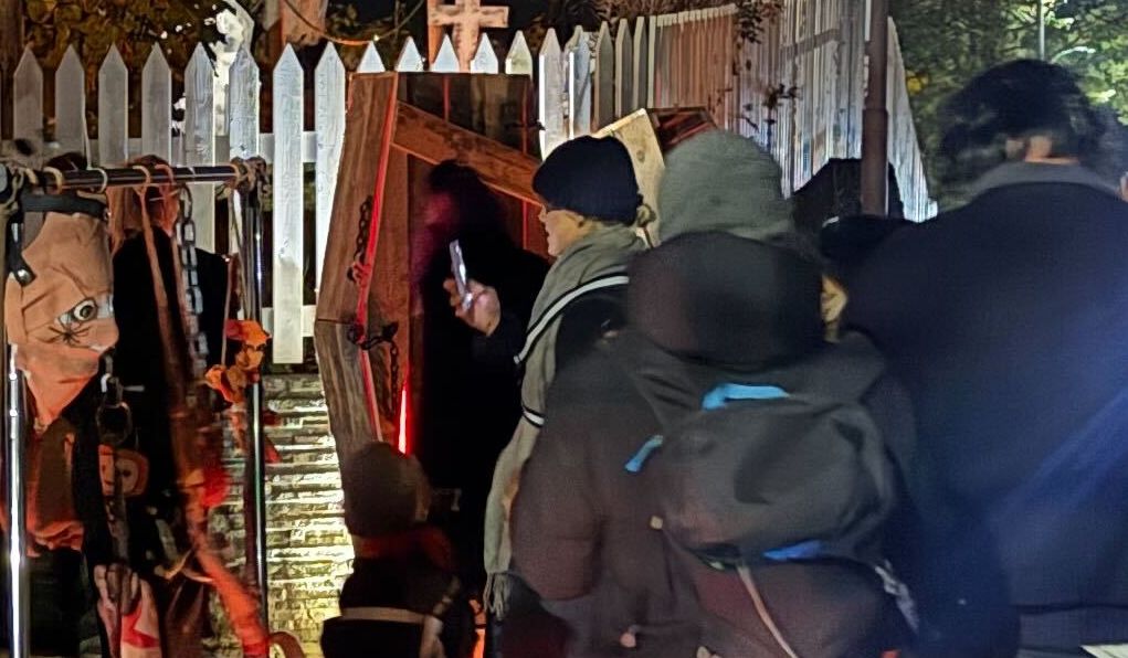 (+) Lang kø utenfor hos Lene og Tony: – Blir bare større og større - varden.no