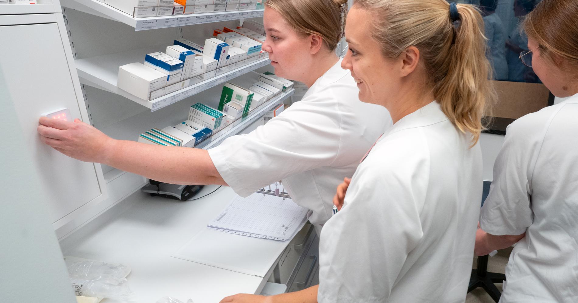 Skapdøren er låst, og ingen kan koden. Første arbeidsdag på det nye sykehuset var ikke helt uten skjær i sjøen.