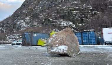 Stein på flere tonn kom dundrende ned i sentrum - rbnett.no