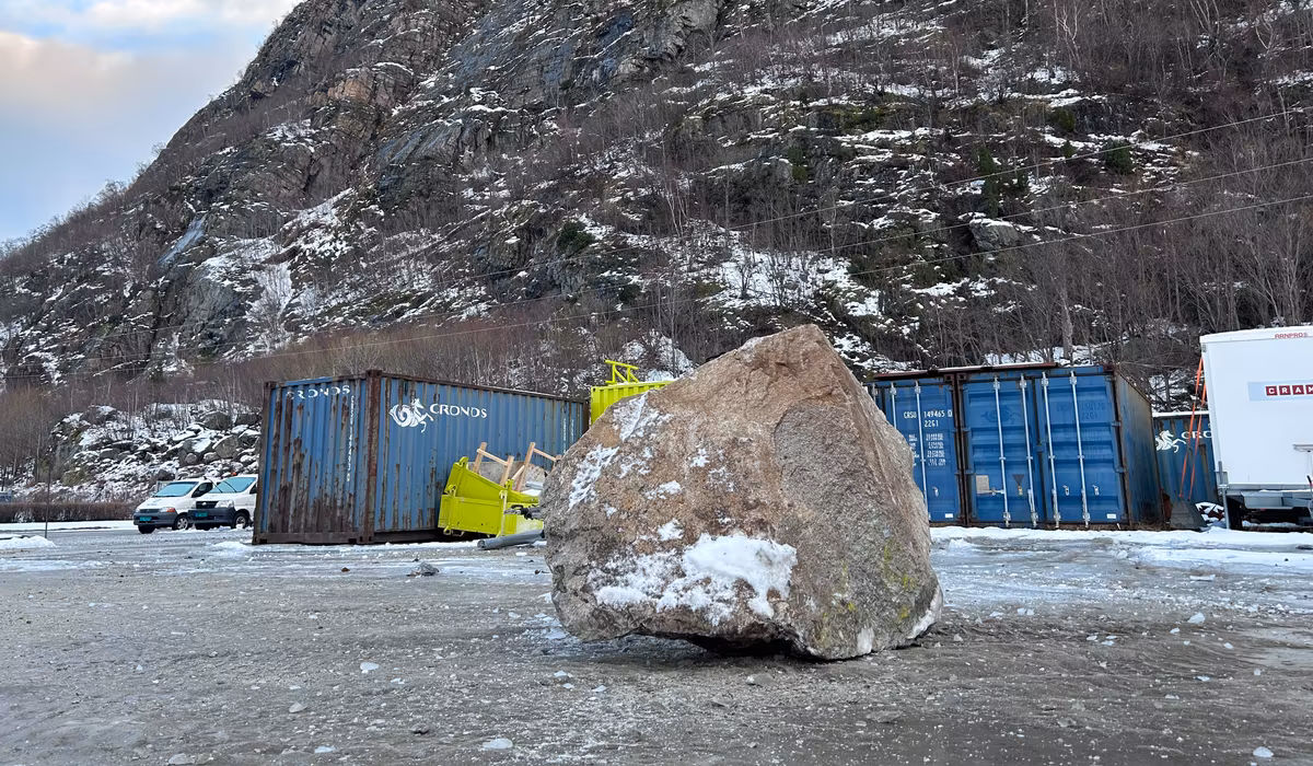 Stein på flere tonn kom dundrende ned i sentrum - rbnett.no