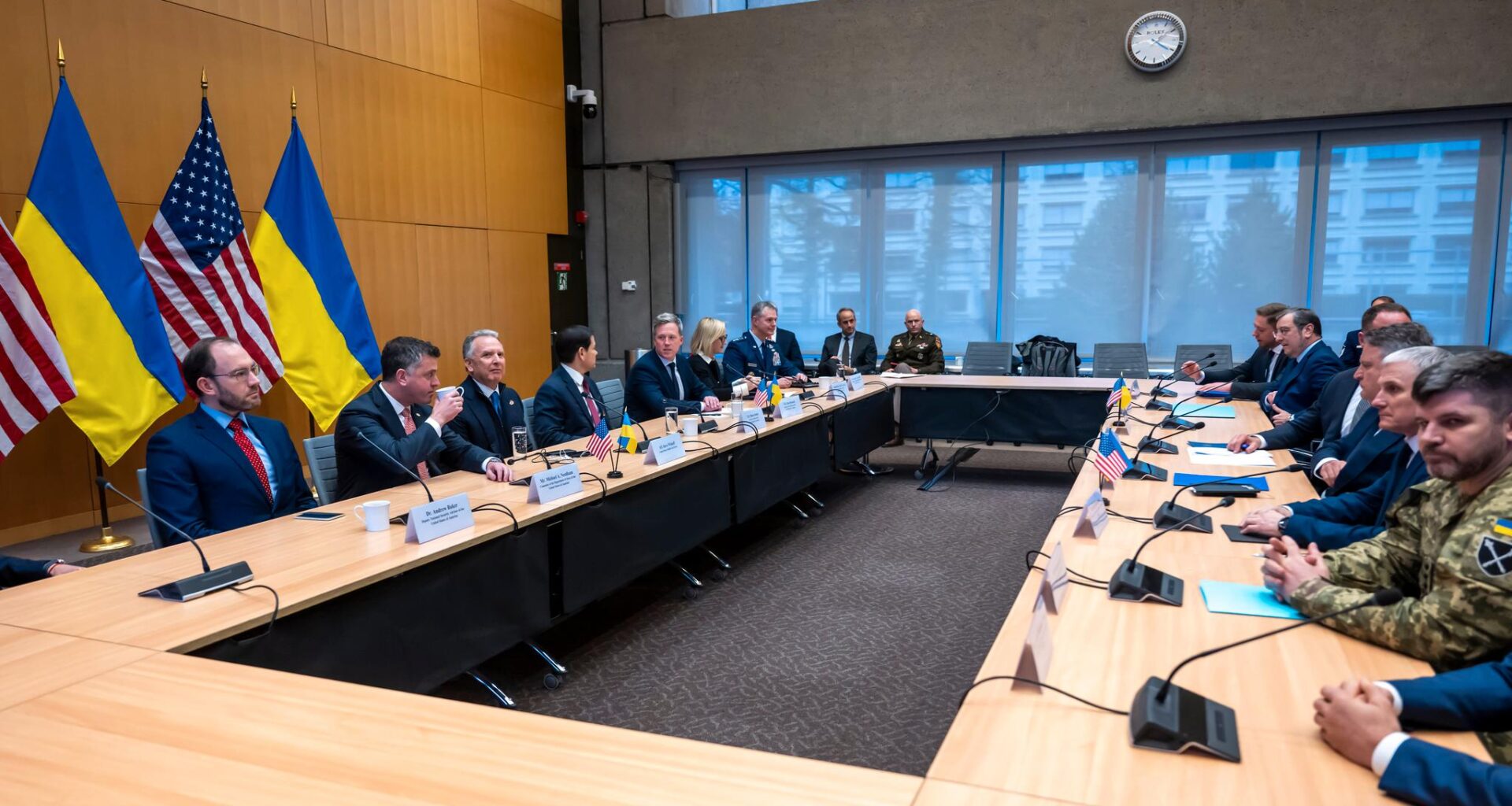 USA og Ukraina møttes i Genève søndag, der det foregår det nå forhandlinger om fredsavtale.