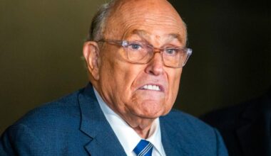 Trump benåder Rudy Giuliani og andre som var tiltalt for innblanding i 2020-valget