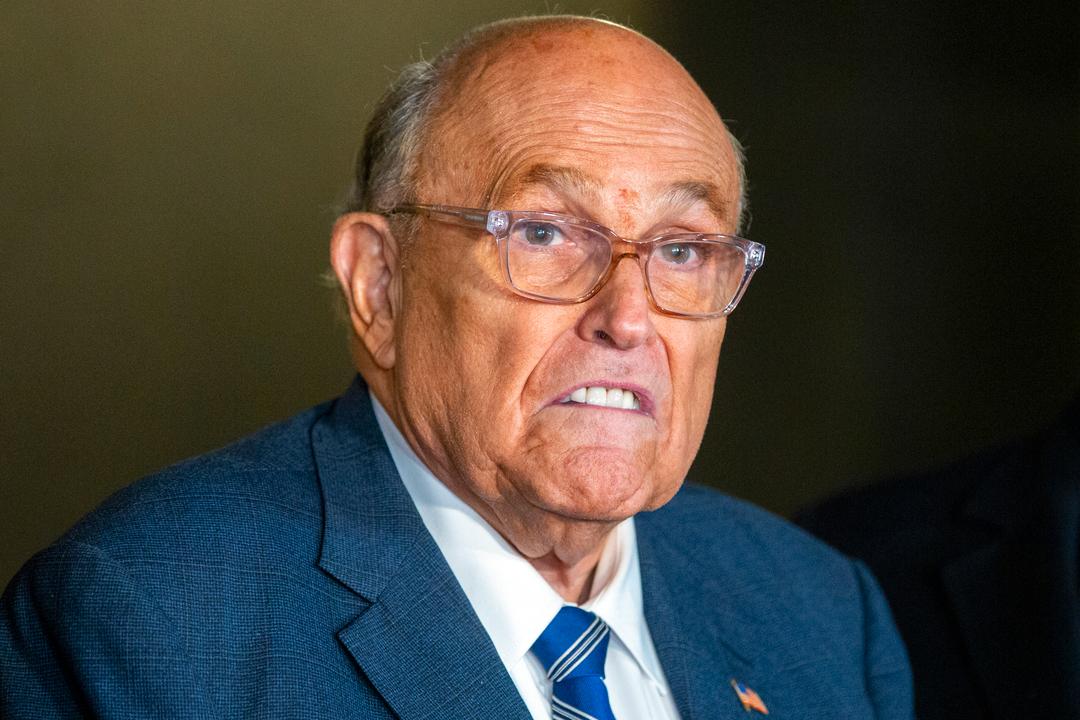 Trump benåder Rudy Giuliani og andre som var tiltalt for innblanding i 2020-valget
