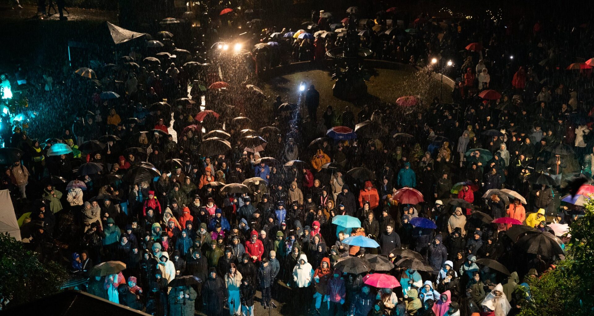 Hjertefred, Nygårdsparken | Flere hundre møtte opp: – For lite plass til sorg og savn