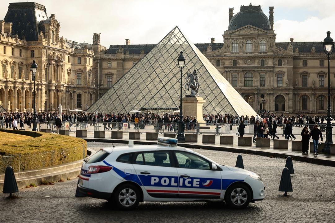 Sikkerheten skal oppgraderes etter tyveriet på Louvre