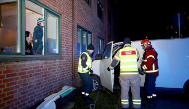 Samira Alavinasab-Jara og sønnen Gabriel Bomgren følger redningsmannskapet mens bilen deres blir løftet bort fra murveggen.