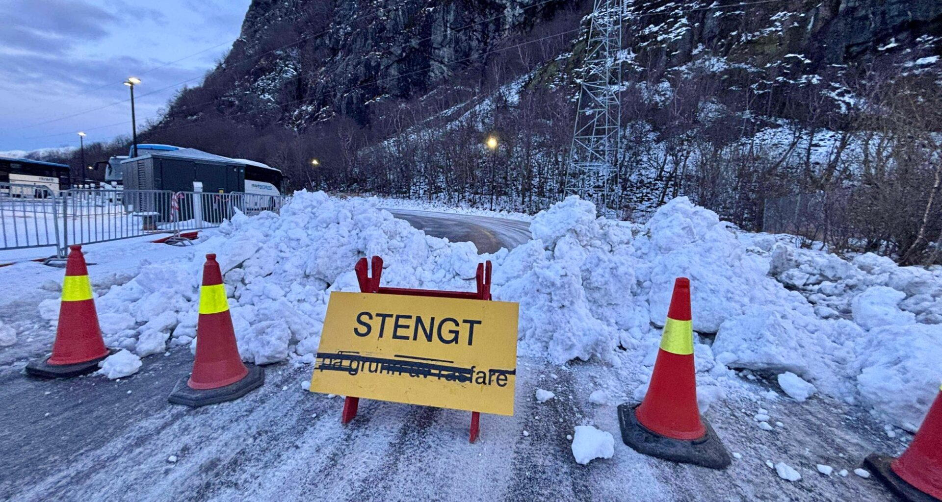 Nyheter, Sunndalsøra | Rasrammet veg stengt – slik løste Hydro og havneterminalen det - Aura Avis