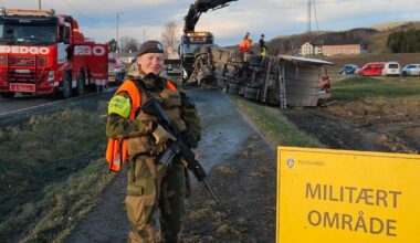 Vogntog veltet: Voktes av væpnede soldater