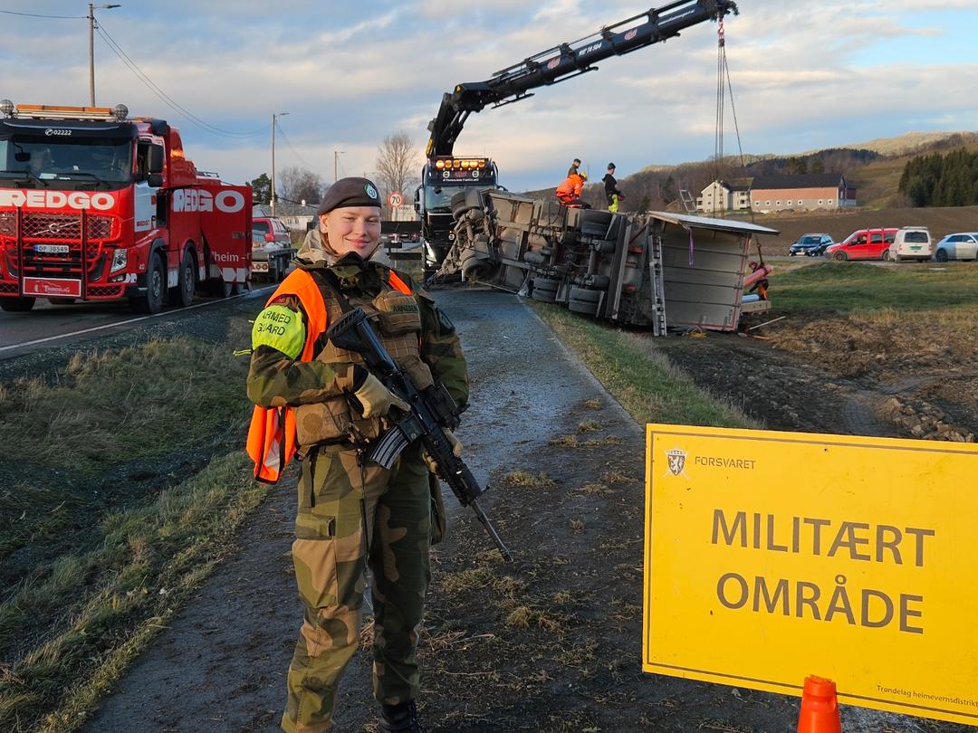 Vogntog veltet: Voktes av væpnede soldater