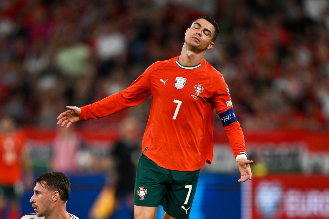 Cristiano Ronaldo feller hard dom over Manchester United