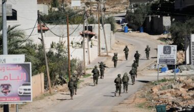 Soldater løper inn i et boligområde