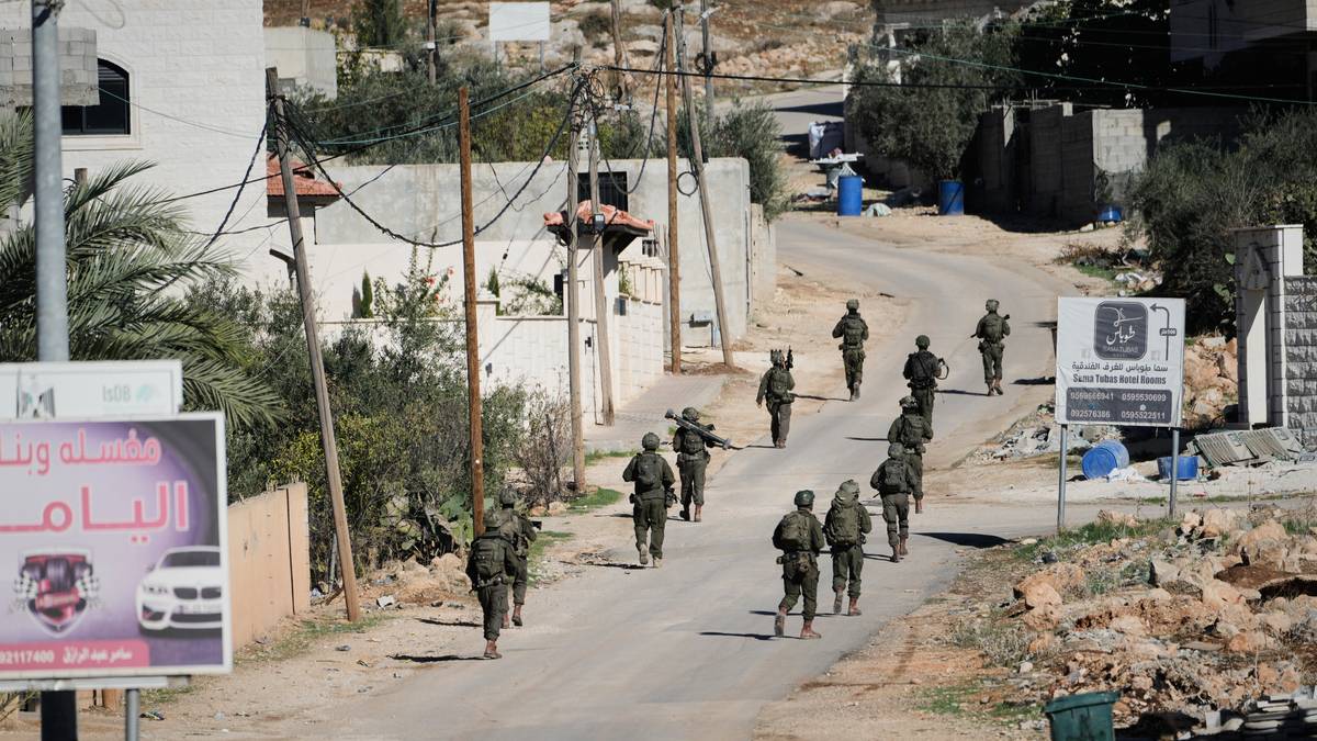 Soldater løper inn i et boligområde