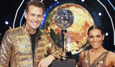 Aleksander Hetland hyller Jørgine Vasstrand