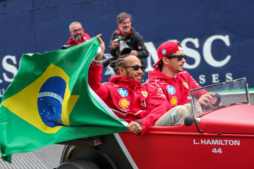 Ferrari-stjernene Leclerc og Hamilton får kritikk av toppsjefen: – Snakke mindre