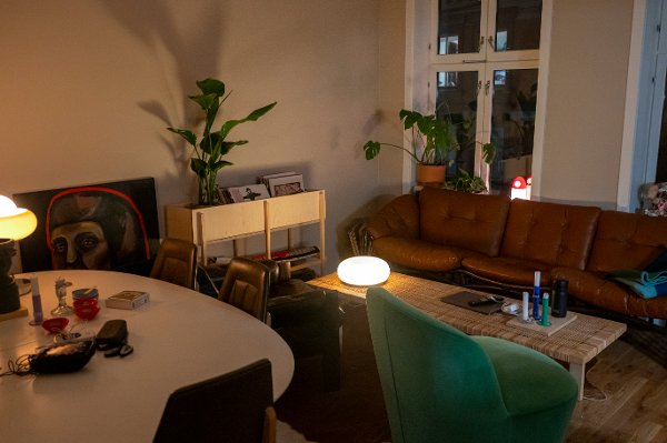 Vi fulgte Frøya Skjold Sjursæther en dag fra kollektivet på Grünerløkka til frokostmøte,Stortinget, podkastinnspilling og benkemøte med Bergen Næringsråd