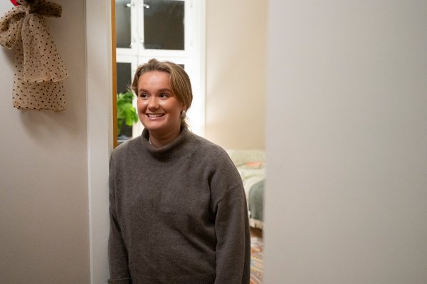 Vi fulgte Frøya Skjold Sjursæther en dag fra kollektivet på Grünerløkka til frokostmøte,Stortinget, podkastinnspilling og benkemøte med Bergen Næringsråd