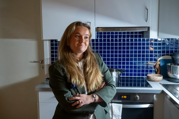 Vi fulgte Frøya Skjold Sjursæther en dag fra kollektivet på Grünerløkka til frokostmøte,Stortinget, podkastinnspilling og benkemøte med Bergen Næringsråd