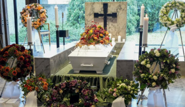 Kjendisene strømmer til for å ta et siste farvel med Vidar Lønn-Arnesen.