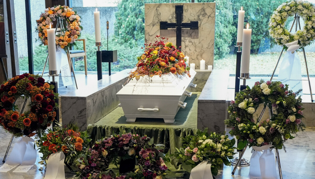 Kjendisene strømmer til for å ta et siste farvel med Vidar Lønn-Arnesen.