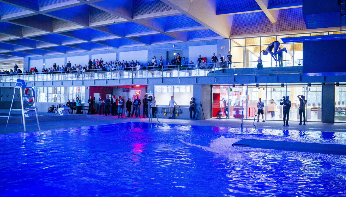 Kastet ut av bassenget: - Ikke lov!