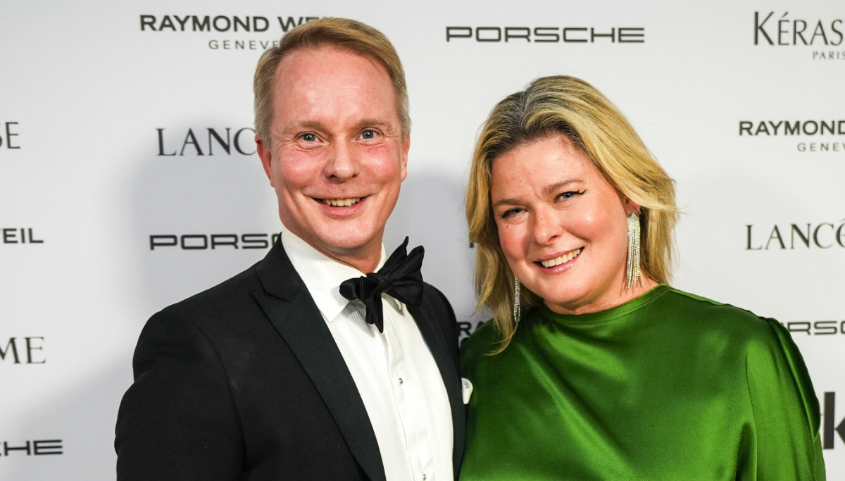 Petter Pilgaard hyllet kona, Vendela Kirsebom ved å ha på seg en sløyfe laget av stoffet fra brudekjolen hennes.