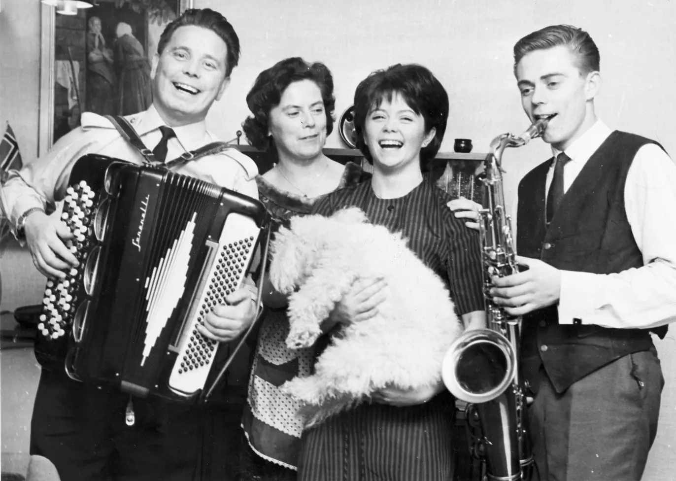 MUSIKK I BLODET: Pappa Kjell, mamma Reidun, Wenche og Reidar var en musikalsk familie. De to barna måtte ofte vente bak scenen mens far opptrådte. Foto: Privat