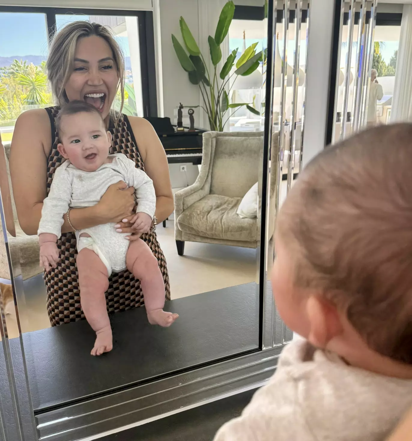 MAMMAS GULL: Leo Emil er allerede god på å smile og le han også. Foto: Privat