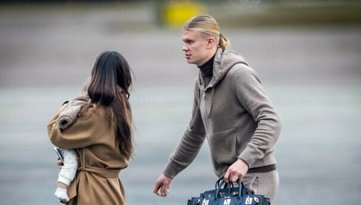 Erling Braut Haaland bader i dyre vesker. Denne gang kom han til Norge med en Hermès Birkin HAC Rock 40.