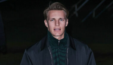 Martin Ødegaard sliter med en kneskade og må følge kampene mot Estland og Italia fra sidelinja.