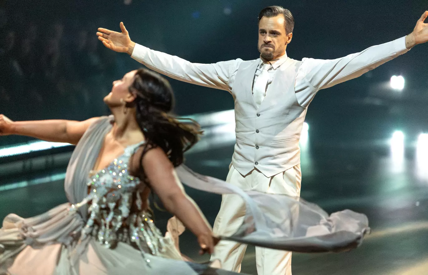 HEDRET KOMPISEN: Nærmest ikke et øye var tørt etter at Viggo og Rikke hadde levert sin Wienervals til ære for avdøde Kristopher Guren. Foto: Thomas Andersen / TV 2