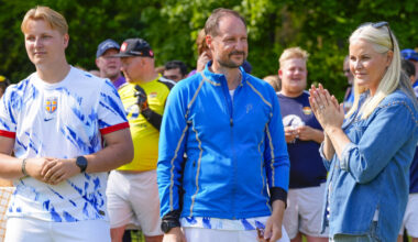 Kronprinsfamilien dukker opp for å se landskampen