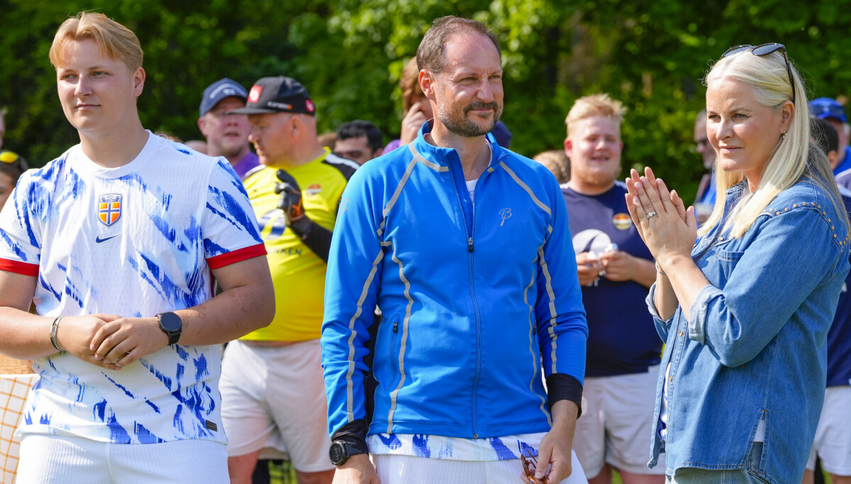 Kronprinsfamilien dukker opp for å se landskampen