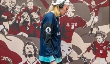 Erling Braut Haaland med eksklusiv toalettmappe fra Goyard under Norges VM-kamp