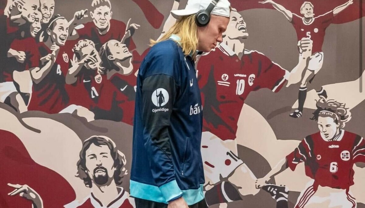 Erling Braut Haaland med eksklusiv toalettmappe fra Goyard under Norges VM-kamp