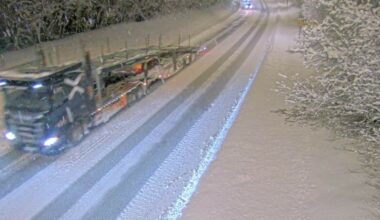 Glatte veier flere steder i landet