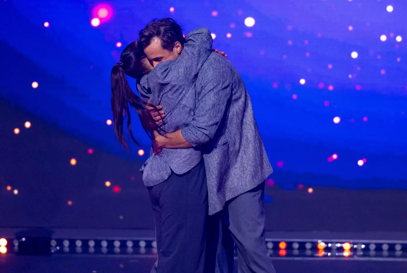 EN GOD KLEM: Duoen gir hverandre en god klem etter å ha levert en streetdance. Foto: Thomas Andersen / TV 2