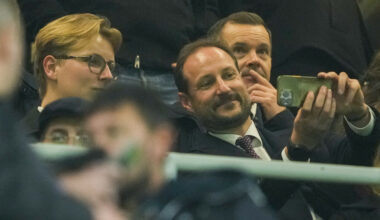 Kronprins Haakon og prins Sverre Magnus heier på Norge i VM-kvalifisering mot Italia