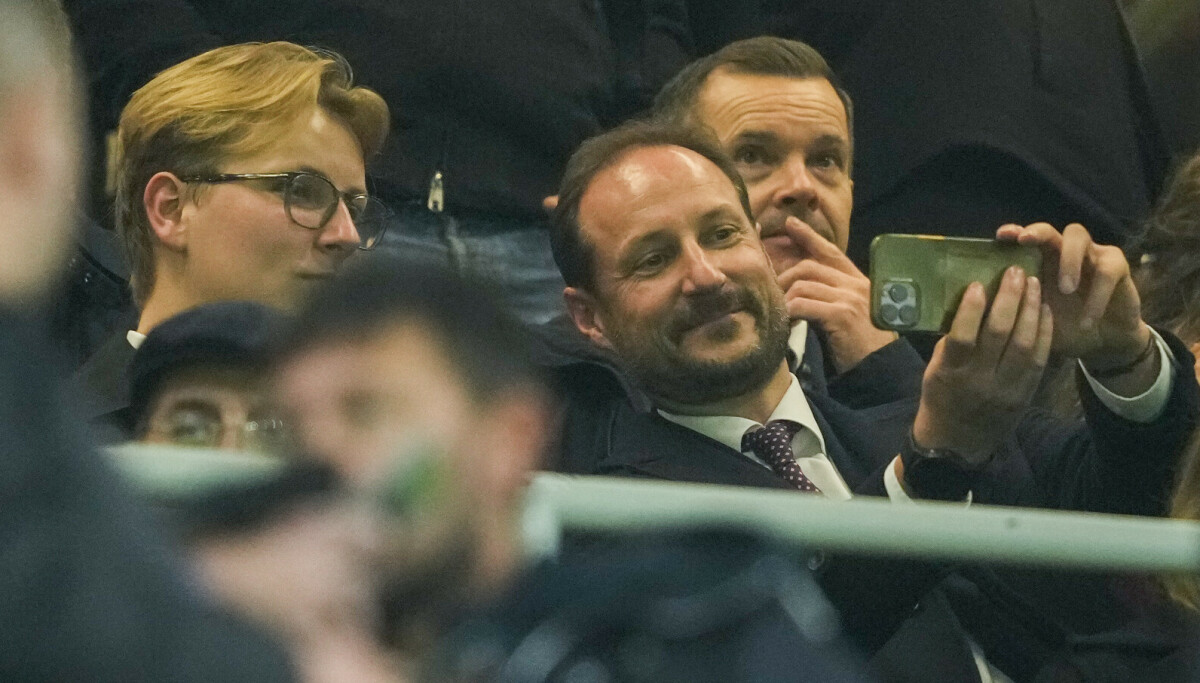 Kronprins Haakon og prins Sverre Magnus heier på Norge i VM-kvalifisering mot Italia