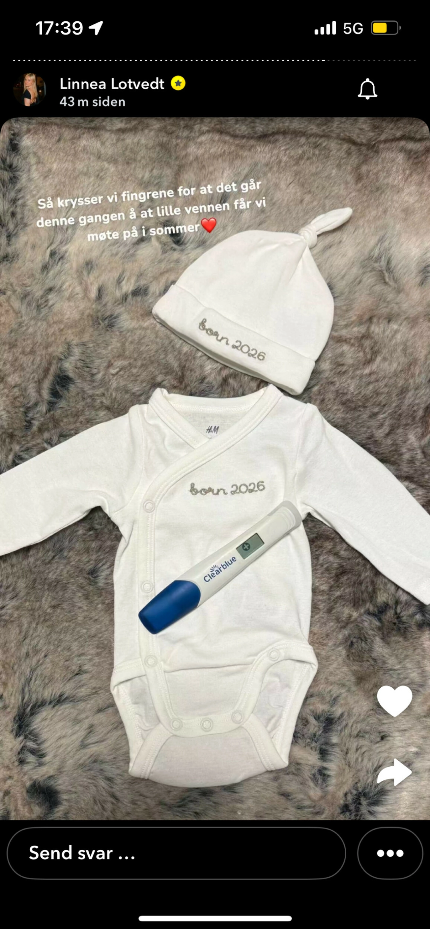 KRYSSER FINGRENE: Linnea Løtvedt venter barn neste sommer. Foto: Snapchat @linneavloggen