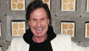 Petter Stordalen avduker hemmelig statue av Christian Ringnes på Karl Johan