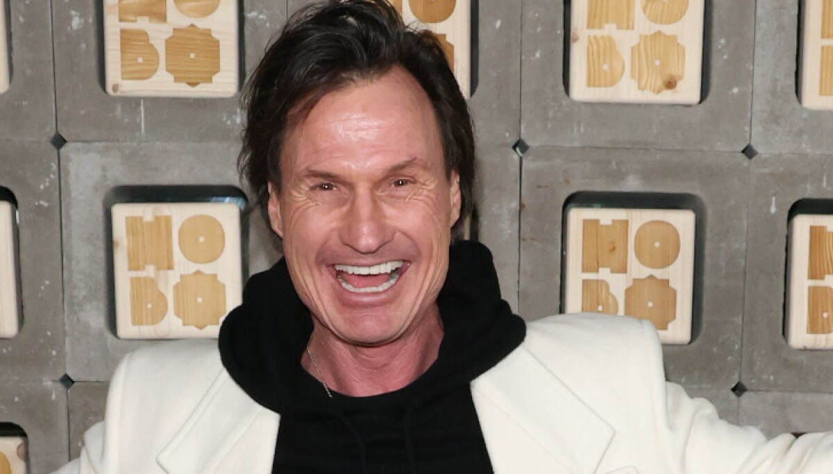 Petter Stordalen avduker hemmelig statue av Christian Ringnes på Karl Johan